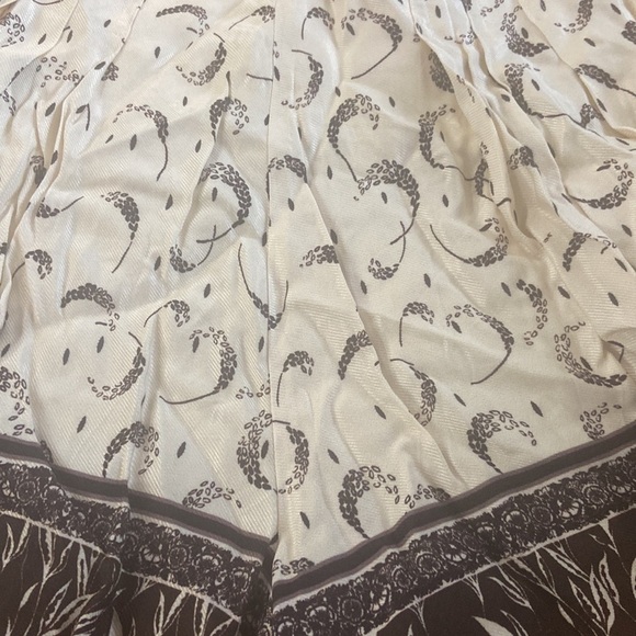 Women’s H&M shorts. Ivory and brown.  Size 2 - Picture 2 of 7